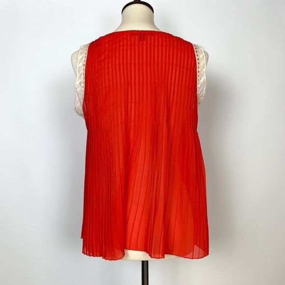 Romeo + Juliet Red Silky Pleated Lace Embellished Sleeveless Blouse - Picture 4 of 7